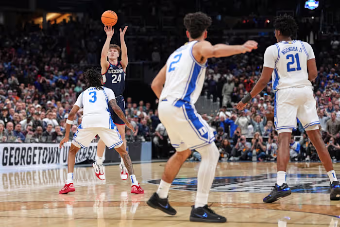 Mullins waanzin! Freshman's 35-footer levert UConn een 73-72 overwinning op Duke en een Final Four-plek op