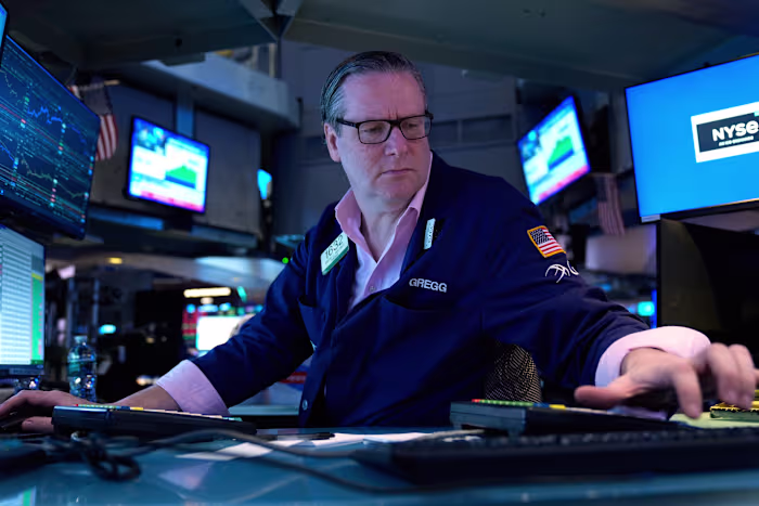 Olie stijgt naar $100 per vat en de aandelenkoersen dalen wereldwijd, zonder dat er een duidelijk einde in zicht is voor de oorlog in Iran