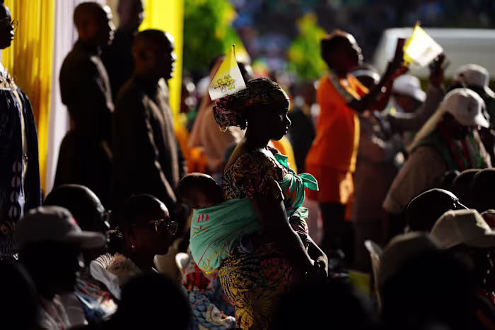 Paus roept de Afrikaanse jeugd op om de dubbele verleidingen van migratie en corruptie in Kameroen te weerstaan