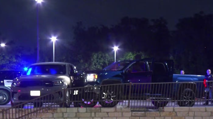 Politieagent uit San Antonio houdt verdachten onder schot na botsing met patrouillewagen