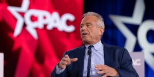 RFK Jr lanceert een podcast om ‘leugens’ bloot te leggen die Amerikanen ziek hebben gemaakt