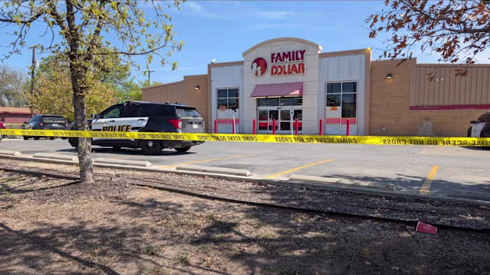 SAPD: Agenten redden het leven van 55-jarige man nadat hij werd aangereden door een auto, meerdere keren neergeschoten aan West Side