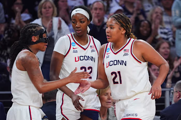 Sarah Strong heeft een double-double en titelverdediger UConn reist naar Elite Eight en verslaat UNC met 63-42
