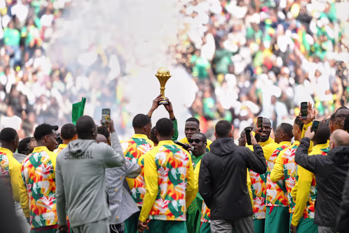 Senegal pronkt met de Africa Cup-trofee in Parijs, omdat het in beroep gaat tegen het CAF-besluit om de titel te ontnemen