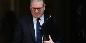 Starmer geeft toe dat hij een fout heeft gemaakt bij het benoemen van Mandelson als ambassadeur van Groot-Brittannië, maar verzet zich tegen oproepen om af te treden