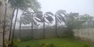 Supertyfoon Sinlaku bestookt afgelegen Amerikaanse eilanden in de Stille Oceaan met hevige winden