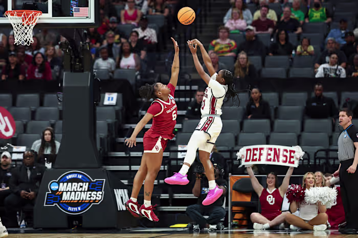 Ta'Niya Latson en Raven Johnson besturen South Carolina voorbij Oklahoma om de Elite Eight voor dames te bereiken