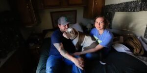 Toenemende bosbranden die verantwoordelijk zijn voor de dood van een brandweerman in Florida en de vernietiging van 120 huizen in Georgia