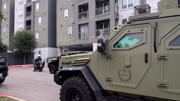 Vrouw gearresteerd na patstelling bij appartementencomplex Northwest Side, zegt de politie