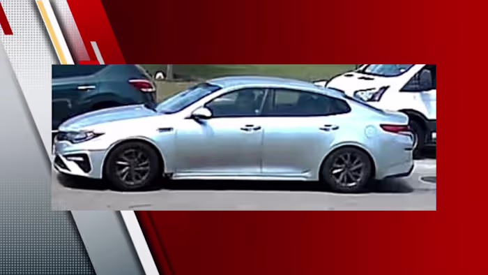 Wetshandhavers zoeken tips in verband met de overval op een postbode in Northwest Side