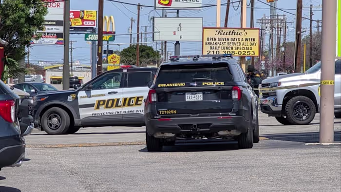 Zoeken naar verdachte die verband houdt met de overval op North Side, de aanval gaat door, zegt SAPD
