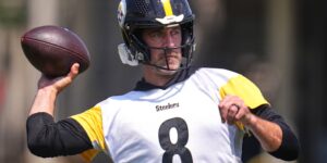 Aaron Rodgers betreedt het oefenveld nadat hij een contract voor één jaar heeft getekend om bij de Steelers te blijven