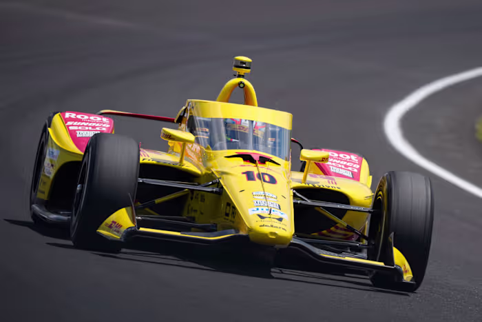 Alex Palou begint zijn Indianapolis 500-titel vanaf de pole nadat hij in de kwalificatie de eerste plaats heeft veroverd