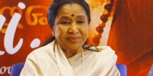Asha Bhosle, een van India’s meest veelzijdige Bollywood-zangeressen, sterft op 92-jarige leeftijd
