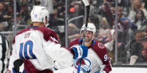Avalanche krijgt een paar gelukkige doelpunten en houdt Koningen met 4-2 tegen, waardoor een 3-0 voorsprong in de reeks wordt genomen