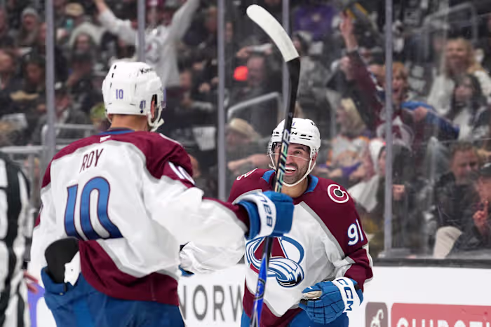 Avalanche krijgt een paar gelukkige doelpunten en houdt Koningen met 4-2 tegen, waardoor een 3-0 voorsprong in de reeks wordt genomen