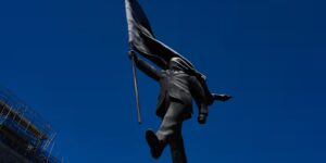 Banksy bevestigt dat een nieuw standbeeld in het centrum van Londen van een man verblind door een vlag zijn werk is