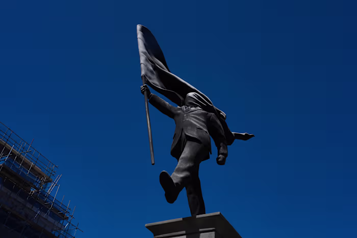 Banksy bevestigt dat een nieuw standbeeld in het centrum van Londen van een man verblind door een vlag zijn werk is