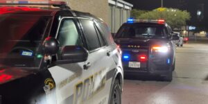 Bewaker schiet man neer die naar verluidt het vuur opende op de parkeerplaats van Southeast Side, zegt SAPD