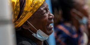 Bewoners steken een Ebola-behandelingscentrum in Congo in brand omdat de woede over de uitbraak groeit