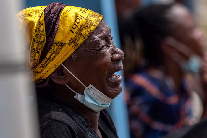 Bewoners steken een Ebola-behandelingscentrum in Congo in brand omdat de woede over de uitbraak groeit