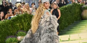 Beyoncé, Bad Bunny en Janelle Monáe nemen artistieke vrijheden met de dresscode van het Met Gala