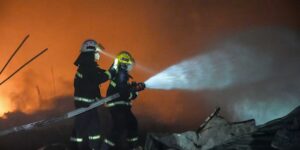 Bij een explosie in een vuurwerkfabriek in China komen zeker 26 mensen om het leven en raken tientallen anderen gewond