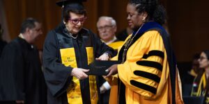 Billie Jean King, 82, behaalt een universitair diploma 65 jaar nadat ze bij Cal State LA begon