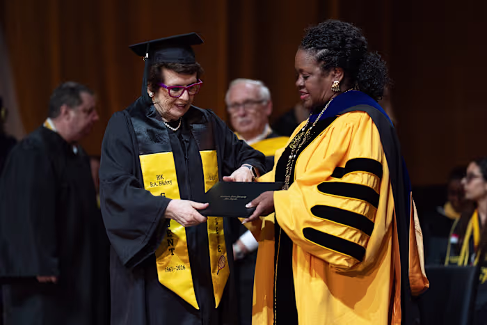 Billie Jean King, 82, behaalt een universitair diploma 65 jaar nadat ze bij Cal State LA begon