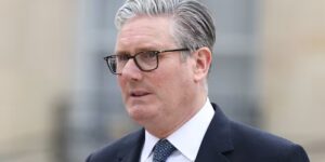 Bondgenoten steunen Starmer terwijl Mandelson en Epstein de Britse leider verlaten, vechtend voor zijn baan