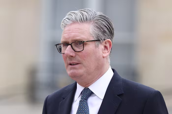 Bondgenoten steunen Starmer terwijl Mandelson en Epstein de Britse leider verlaten, vechtend voor zijn baan