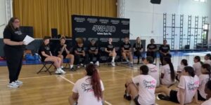 Brandeis-alumnus Rian Forestier organiseert een gratis basketbalclinic om meisjes uit San Antonio te empoweren