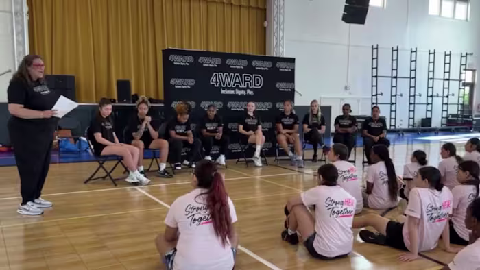 Brandeis-alumnus Rian Forestier organiseert een gratis basketbalclinic om meisjes uit San Antonio te empoweren