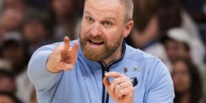 Bucks rondt een deal af met Taylor Jenkins om de functie van coach over te nemen, zegt een AP-bron
