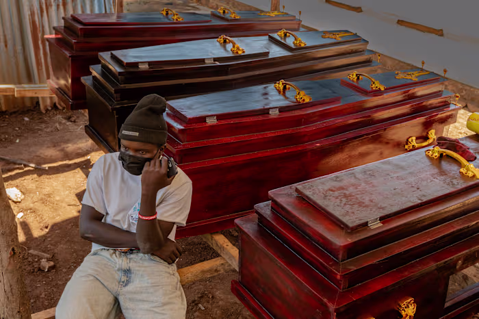 Congo beperkt de begrafeniswakes bij de Ebola-uitbraak nu de WHO de risicobeoordeling verbetert