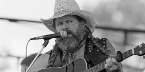 David Allan Coe, die ‘Take This Job and Shove It’ en andere countryhits schreef, sterft op 86-jarige leeftijd