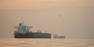 De Amerikaanse marine neemt een schip onder Iraanse vlag in beslag nabij de Straat van Hormuz en Teheran zweert een snelle reactie