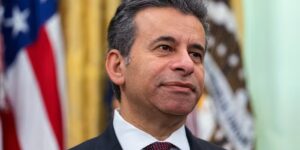 De FDA-chef van Trump is op pad nadat hij farmaceutische CEO’s, vapende lobbyisten en anti-abortusactivisten kwaad heeft gemaakt