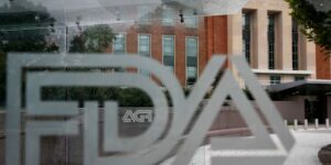 De FDA kondigt de eerste goedkeuring aan van e-sigaretten met fruitsmaak voor volwassenen, die onder Trump een grote verandering ondergaan