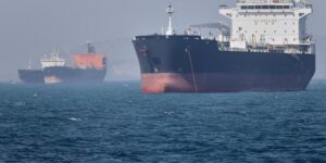 De VS schieten op de Iraanse olietanker terwijl Trump Teheran onder druk zet voor een akkoord om de oorlog te beëindigen