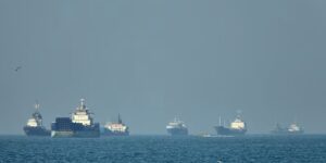 De VS schieten op nog eens twee Iraanse tankers en schakelen deze uit terwijl de spanningen in de Straat van Hormuz toenemen