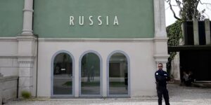 De jury van de Biënnale van Venetië treedt af vanwege spanningen over het prijsverbod en de Russische deelname
