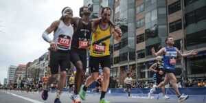 De man die een medeloper over de finishlijn van de Boston Marathon hielp, zegt dat het een natuurlijk instinct was om te helpen