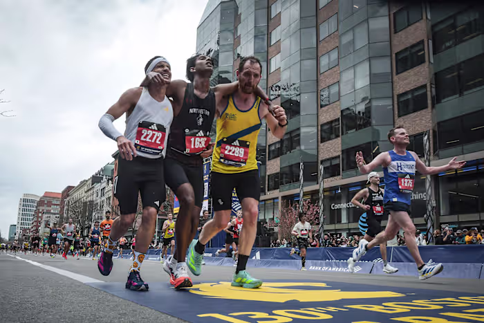 De man die een medeloper over de finishlijn van de Boston Marathon hielp, zegt dat het een natuurlijk instinct was om te helpen