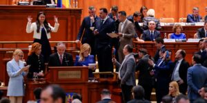De pro-Europese coalitie van Roemenië stort ineen nadat de premier een motie van wantrouwen heeft afgewezen