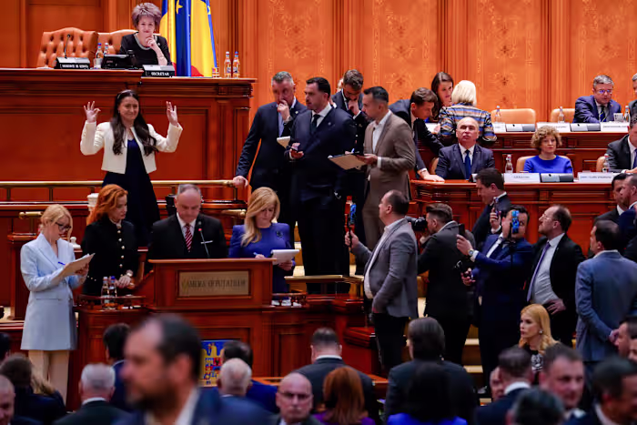 De pro-Europese coalitie van Roemenië stort ineen nadat de premier een motie van wantrouwen heeft afgewezen