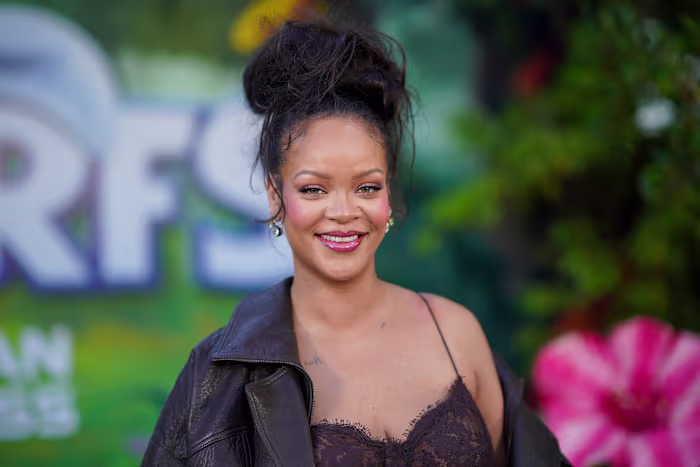 De rechter beveelt een evaluatie van de geestelijke gezondheid van de vrouw die ervan wordt beschuldigd Rihanna te hebben vermoord