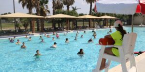 De stad San Antonio opent dit weekend van Memorial Day 7 buitenzwembaden