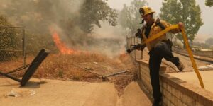 Duizenden moeten worden geëvacueerd omdat bosbranden in Zuid-Californië huizen bedreigen