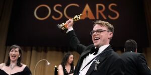 Een Oscar wordt verloren en vervolgens teruggevonden nadat de regisseur hem tijdens een vlucht vanuit JFK moest controleren